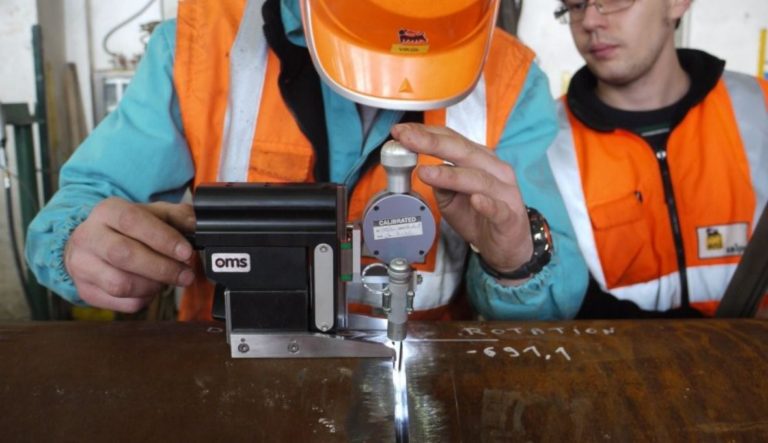 Engenheiro usando Ferramenta de HiLo Fechado